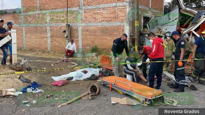 Aparatoso accidente en Huiramba Michoacán deja tres muertos y 14 heridos