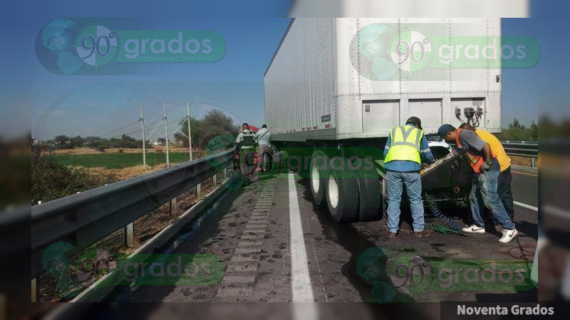 Un vehículo quedo prensado en el muro de contención tras ser chocado