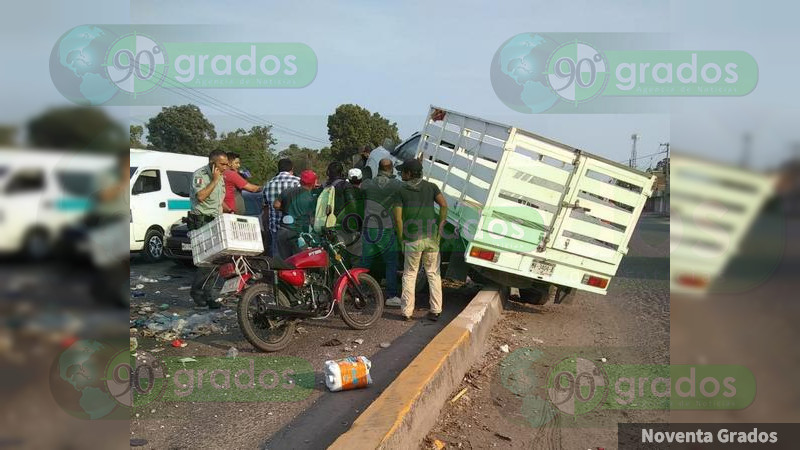 Aparatoso Choque En L Zaro C Rdenas Deja Dos Lesionados