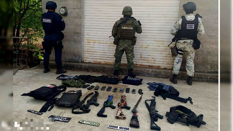 Decomisan cinco armas largas equipo táctico y vehículos en Uruapan