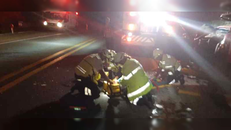 Mueren tres personas tras choque frontal en la autopista Oaxaca México