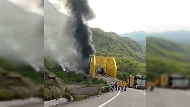 Explosión de pipa provoca cierre indefinido de puente Infiernillo de la