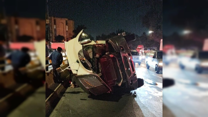 Un tráiler que transportaba 15 toneladas de tela se vuelca en la CDMX