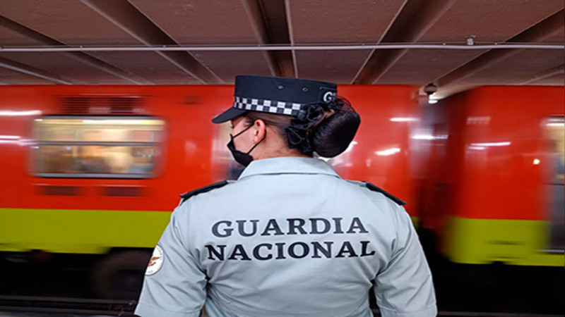 Detienen a tres hombres por tirar su celular a las vías del Metro en CDMX