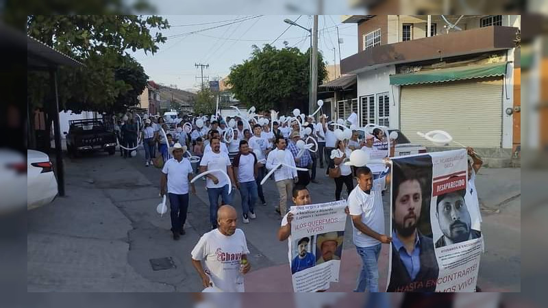 Marchan en Aquila para exigir aparición con vida de dos líderes