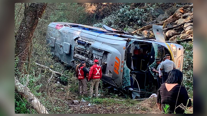 Accidente de autobús con migrantes en Puebla deja un muerto y tres heridos