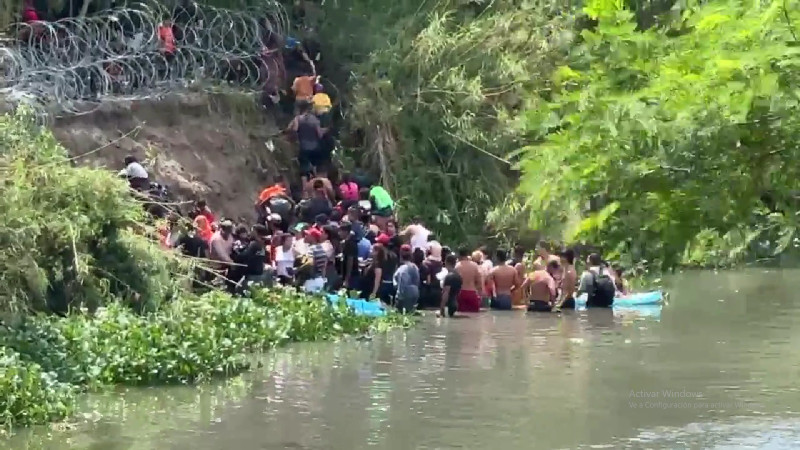 Ante puertas fronterizas entre México y Estados Unidos esperan cientos