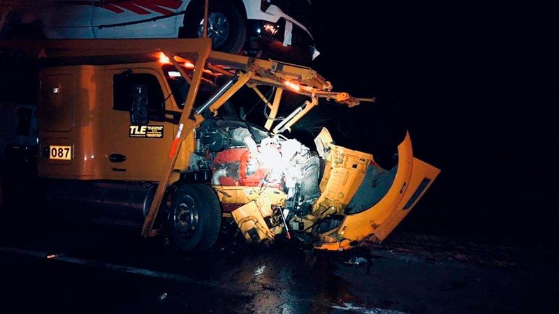 Mueren calcinados al chocar su camioneta contra un tráiler en la