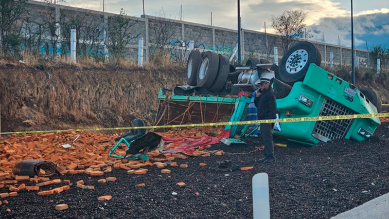 Camión cargado con ladrilos vuelca sobre la autopista México Puebla