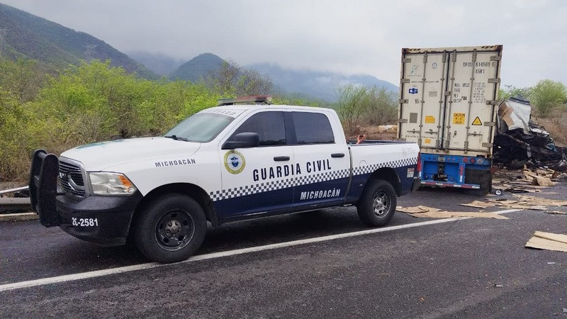 Chocan Dos Tracto Camiones En La Autopista Siglo Xxi En El Tramo