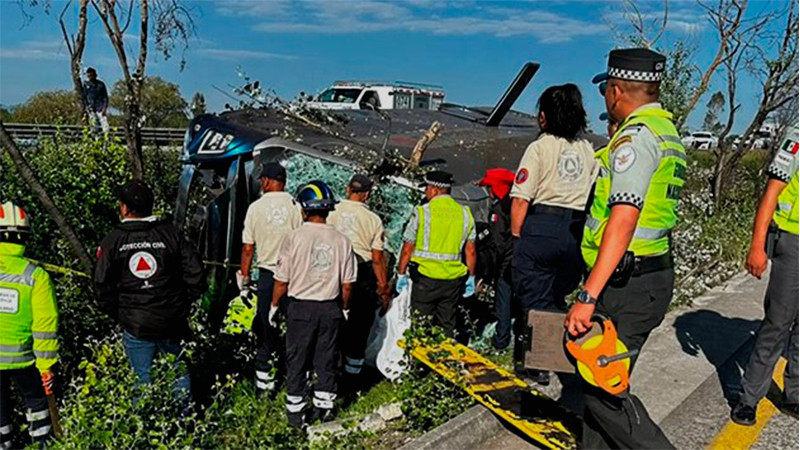 Autobús vuelca sobre la México Querétaro deja seis personas muertas