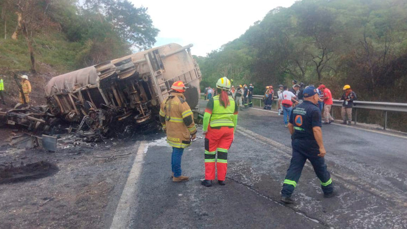 Explosión de pipa deja saldo de al menos 8 muertos en carretera de