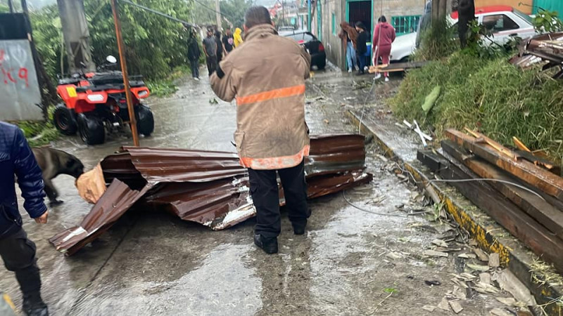 Fuertes lluvias dejan afectaciones en viviendas y calles de Zitácuaro