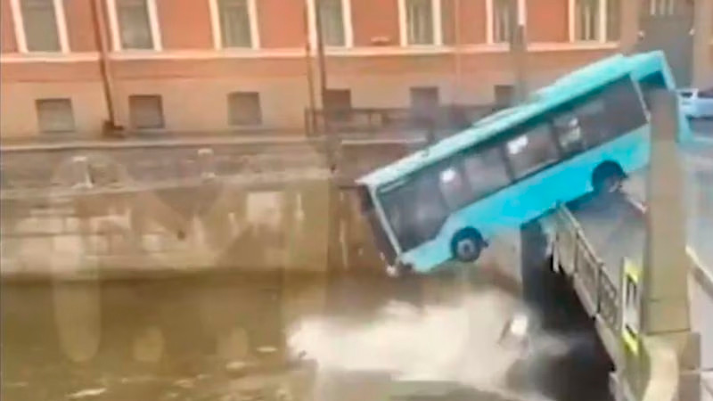 Autob S De Pasajeros Cae En R O Y Al Menos Personas Pierden La Vida