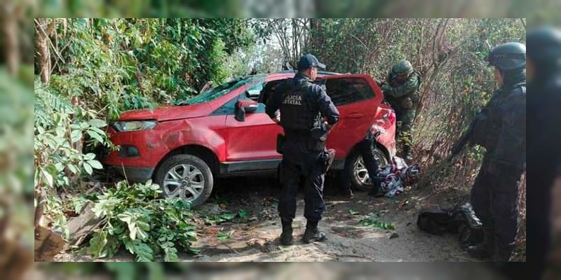 Tras agresión a Policía Estatal en Petatlán aseguran camioneta y