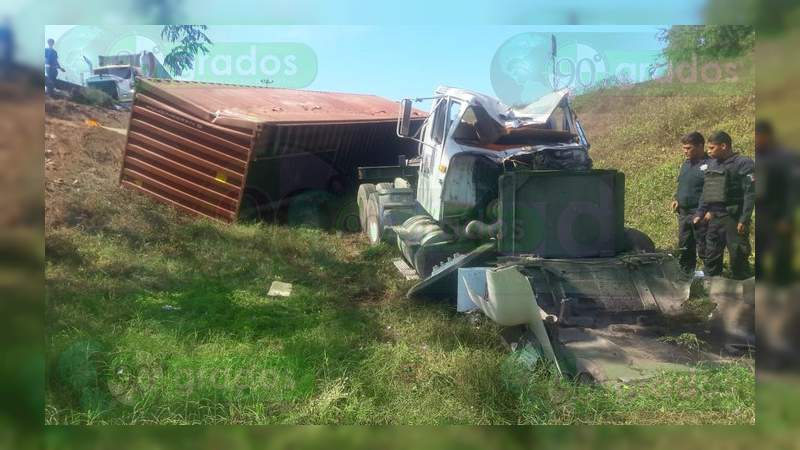 Vuelca un tráiler en la Autopista Siglo XXI