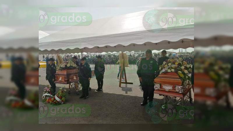 Rinden homenaje a policías asesinados por el Cártel Jalisco en Zamora