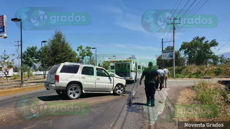 Choca conductor contra un árbol en Zamora