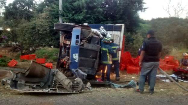 Vuelca camión en Uruapan, Michoacán; el chofer queda prensado - Foto 0 