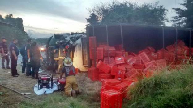 Vuelca camión en Uruapan, Michoacán; el chofer queda prensado - Foto 1 