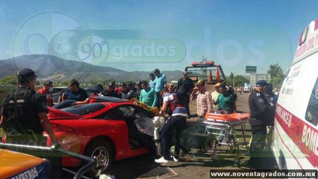 Mujer resulta prensada tras chocar en Los Reyes, Michoacán - Foto 0 