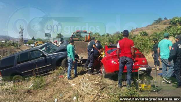 Mujer resulta prensada tras chocar en Los Reyes, Michoacán - Foto 1 