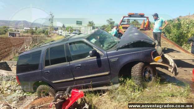 Mujer resulta prensada tras chocar en Los Reyes, Michoacán - Foto 2 