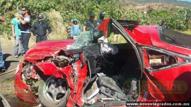 Mujer resulta prensada tras chocar en Los Reyes, Michoacán - Foto 3 