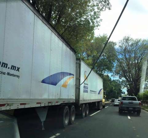 Habitantes  retienen a policías e incendian patrulla en Uruapan, Michoacán - Foto 2 