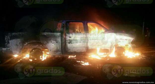 Habitantes  retienen a policías e incendian patrulla en Uruapan, Michoacán - Foto 3 