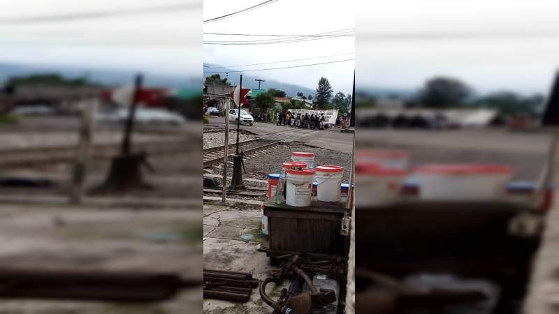 Bloqueo en Caltzontzin, Uruapan, Michoacán