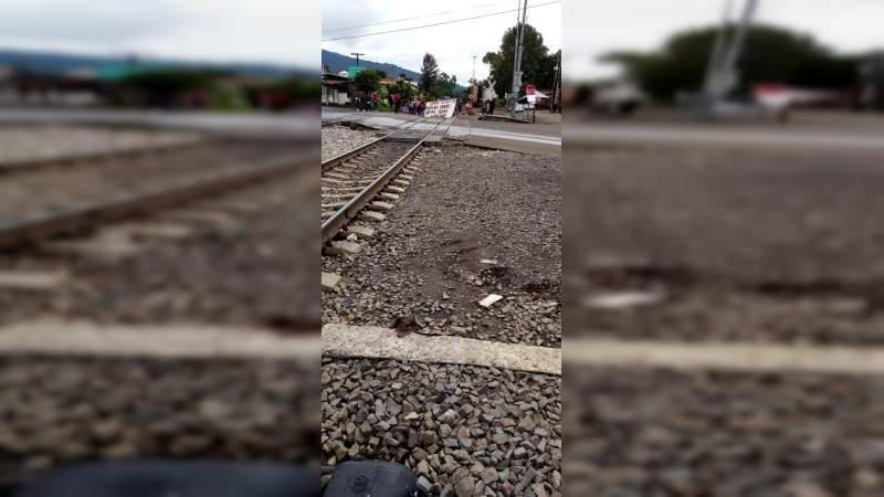 Bloqueo en Caltzontzin, Uruapan, Michoacán