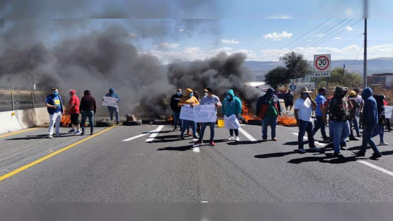 Habitantes de Apaseo el Alto, Guanajuato bloquean carretera en demanda de seguridad 