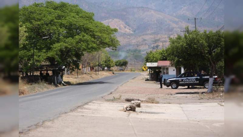 Liberan carreteras en Aguililla, Michoacán