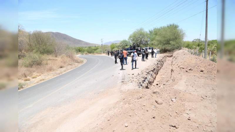 Liberan carreteras en Aguililla, Michoacán