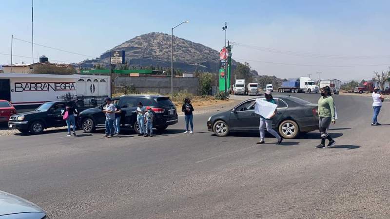 Bloquean carreteras en el municipio de Aporo, Michoacán 