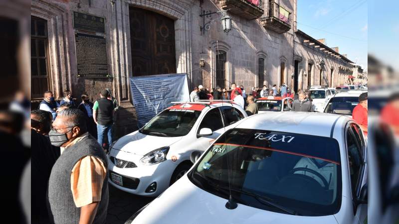 Taxistas se manifiestan en el Ayuntamiento de Morelia - Noventa Grados -  Noticias de México y el Mundo