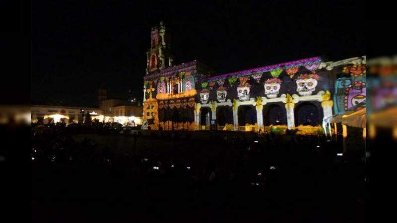 En Morelia, Michoacán, ciudadanía, turistas y visitantes disfrutan de la tradición del Día de Muertos