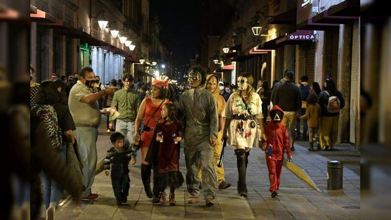 En Morelia, Michoacán, ciudadanía, turistas y visitantes disfrutan de la tradición del Día de Muertos