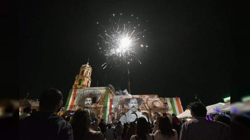 En Morelia, Michoacán, ciudadanía, turistas y visitantes disfrutan de la tradición del Día de Muertos