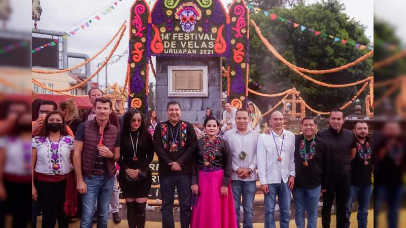 Mantienen viva la tradición de Día de Muertos en Uruapan  