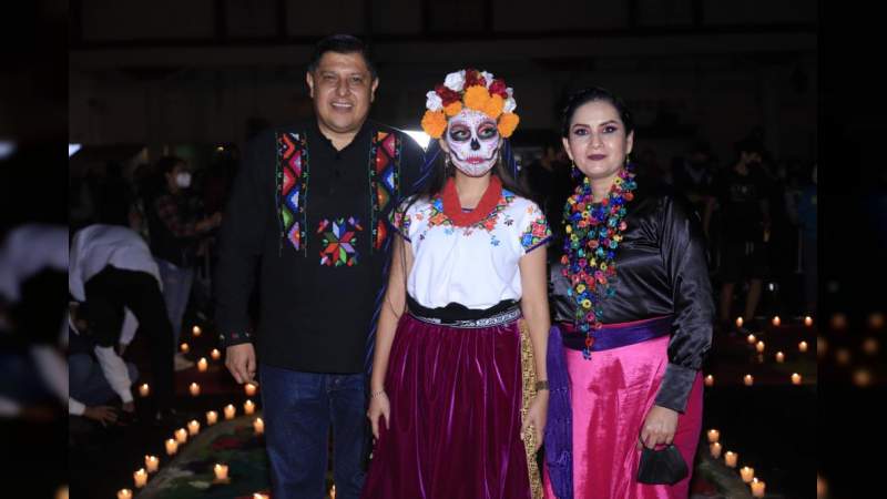 Más de 50 mil velas iluminaron la noche de muertos en Uruapan