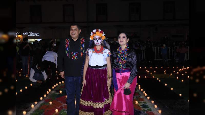 Más de 50 mil velas iluminaron la noche de muertos en Uruapan