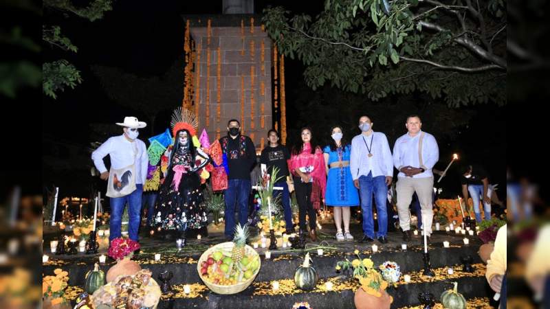 Más de 50 mil velas iluminaron la noche de muertos en Uruapan