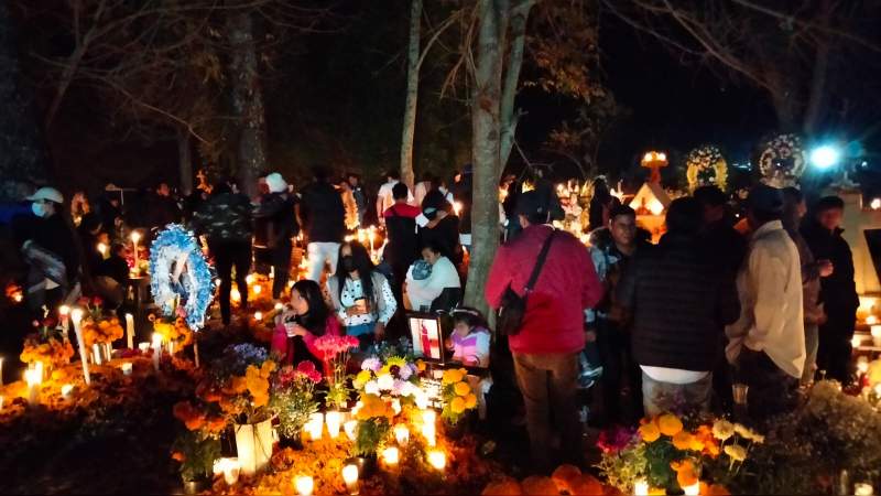 Con pozole, habitantes de Tzurumútaro recibieron a los turistas en el campo santo 