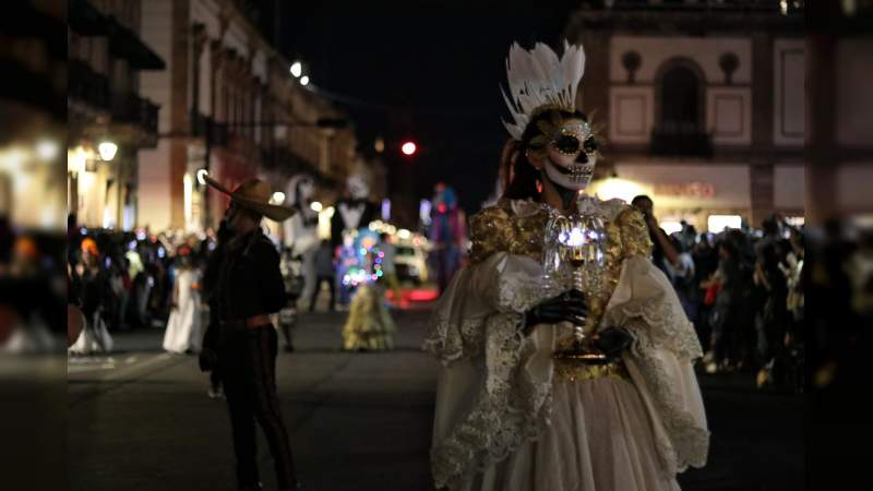 Las catrinas regresan después de un año revestidas de gala para el desfile anual