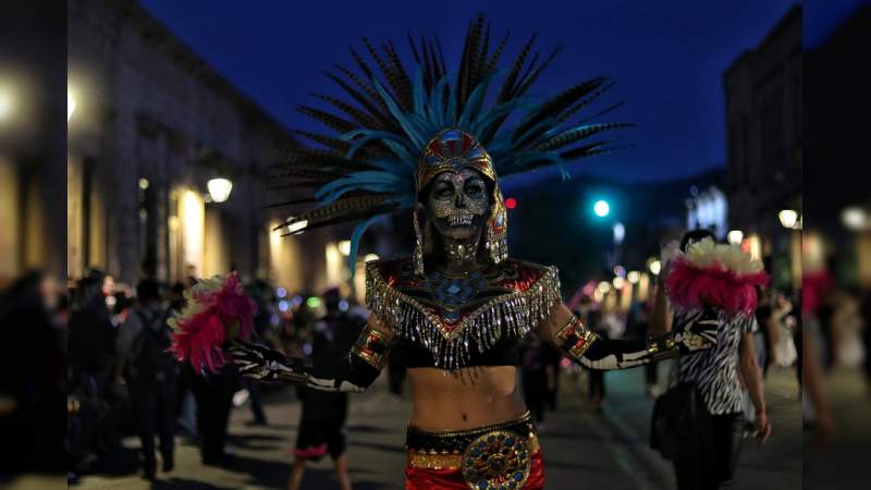 Las catrinas regresan después de un año revestidas de gala para el desfile anual