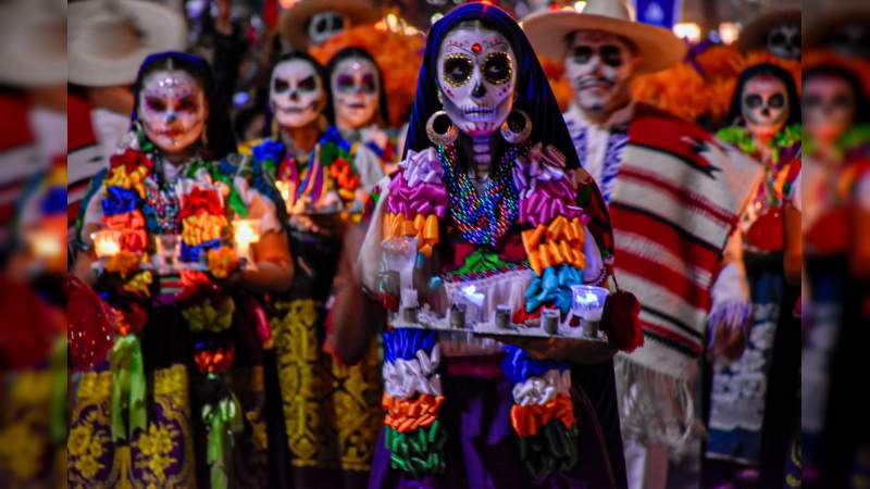 Desfile de Catrinas corona exitoso programa de Día de Muertos en Morelia