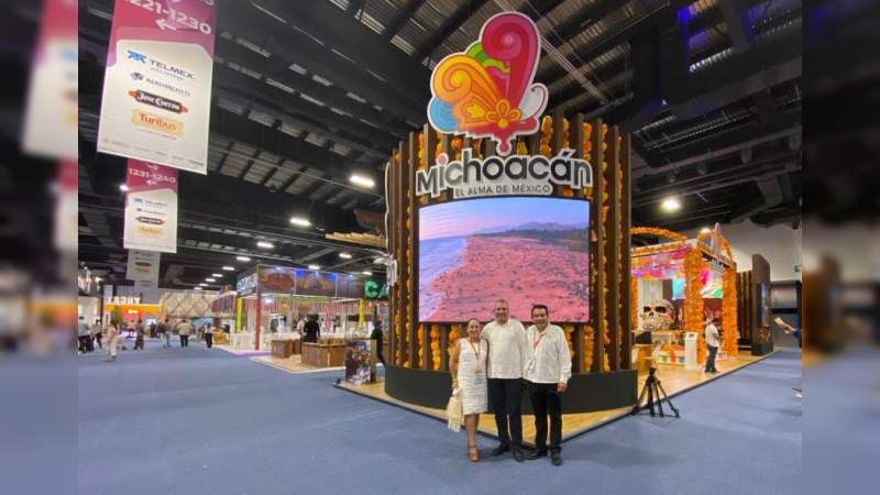 Visita Bedolla el stand de Michoacán en Tianguis Turístico México 2021 