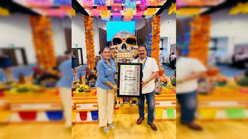 Recibe Pátzcuaro Premio como Mejor Destino Turístico en Noche de Muertos  